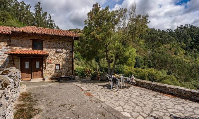 Peñamellera Baja Casa | Casa rural 'Mesilda' con vistas a la montaña, terraza privada y balcón