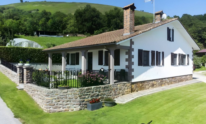 Errazu Casa | Casa rural 'Oiaraberri' con jardín privado y Wi-Fi