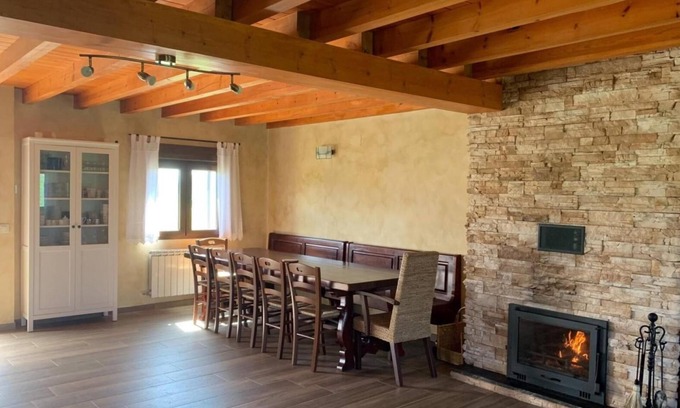 Gavilanes Casa | Casa rural 'Paraje Navazos' con vistas a la montaña, piscina privada y Wi-Fi