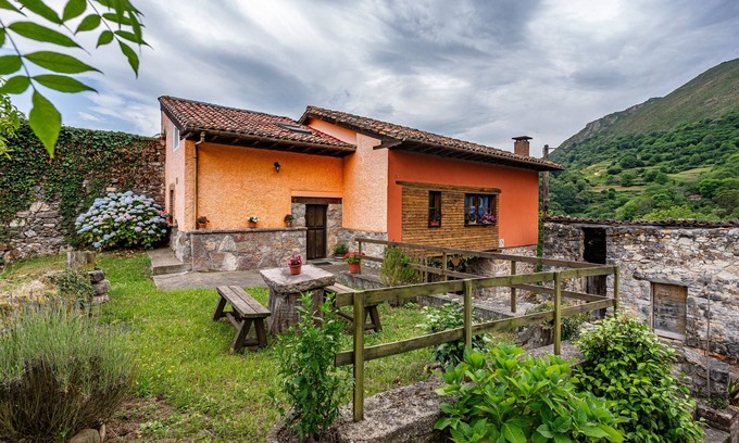 Santianes de Ola Casa | Casa rural 'Ricao' con vistas a la montaña, terraza privada y Wi-Fi
