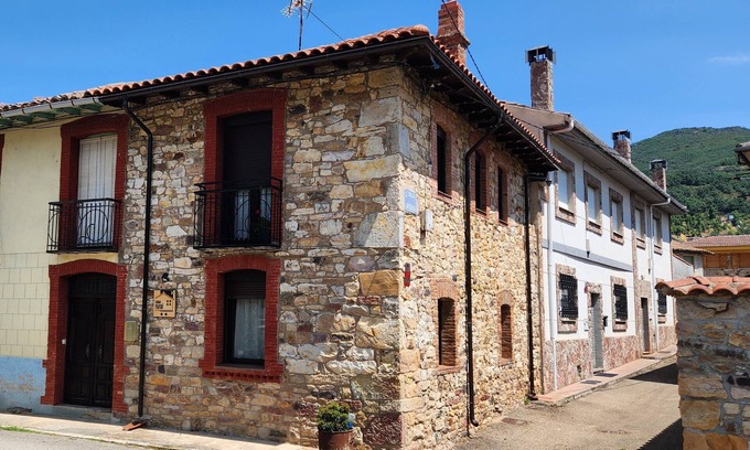Los Barrios de Luna Casa | Casa rural 'Salomé' con vistas a la montaña, jardín privado y Wi-Fi