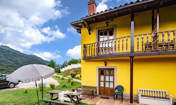 Barzana Casa | Casa rural 'Socastillo A' con vistas a la montaña, terraza privada y jardín privado