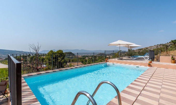 Ibi Casa | Casa rural 'Sol' con vistas a la montaña, piscina compartida y Wi-Fi