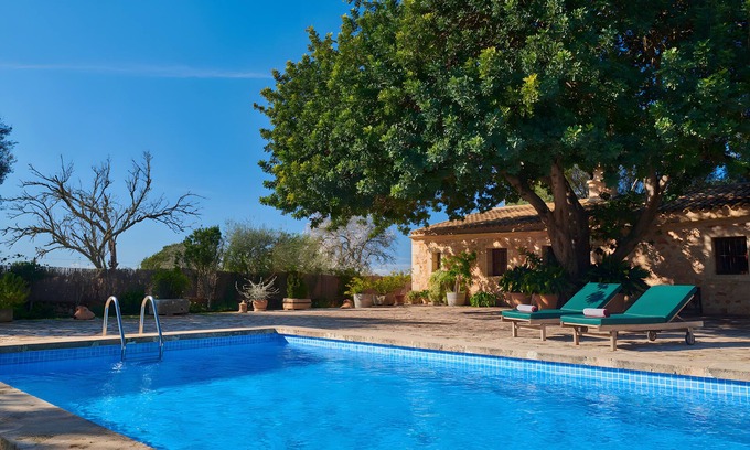Felanitx Villa | Casa rural 'Son Revell' con vistas a la montaña, piscina privada y Wi-Fi