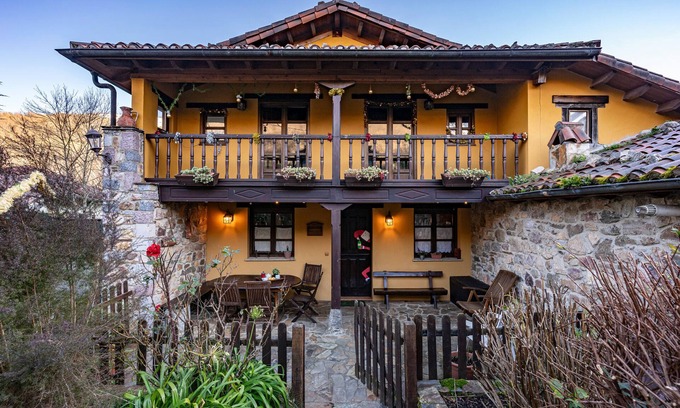 Ricabo Casa | Casa rural 'Valle De Bueida' con vistas a la montaña y jardín privado