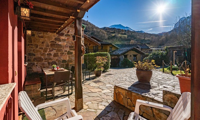 Quiros Casa | Casa rural 'Valle De Bueida La Vega' con vistas a la montaña, terraza privada y Wi-Fi