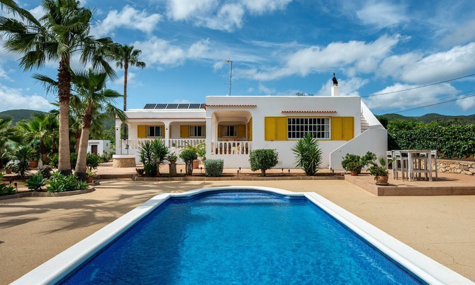 Sant Carles de Peralta Villa | Casa rural 'Villa Can Andreuet De Baix' con vistas a la montaña, Wi-Fi y aire acondicionado