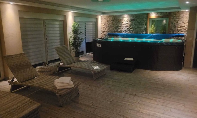 Weinsheim Casa | Country house villa Weinsheim, up to 20 pers. - wellness, sauna, whirlpool, Eifel/Prüm