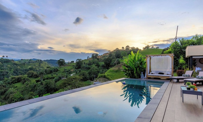 La Tebaida Chalet De Esquí | casa campestre con vista a las montañas y río