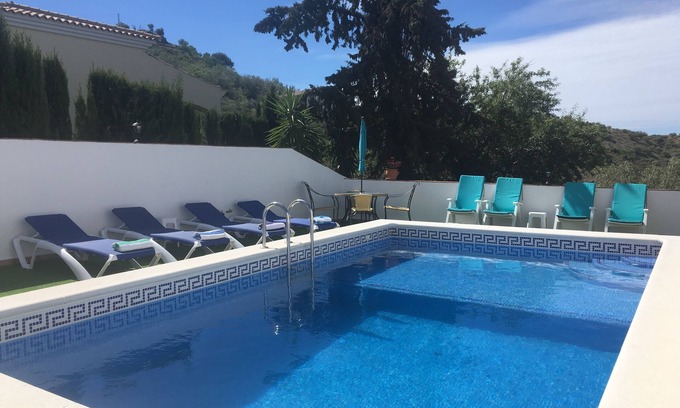 Viñuela Casa | Casa de campo con piscina privada propia, con capacidad para 8 personas.
