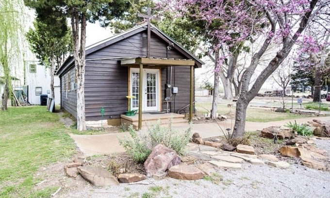 Central Oklahoma City Cabina | Country in the City