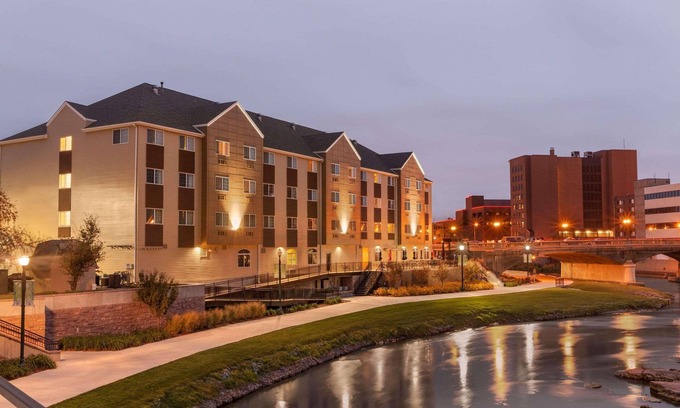 Downtown Hotel | Country Inn & Suites by Radisson, Sioux Falls, SD