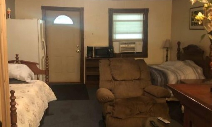 Williamstown Casa | Country Inn with 90 ft porch