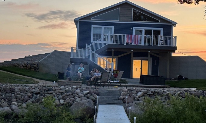 Palo Alto County Casa | Country lake house getaway accommodating large family-sized fun!
