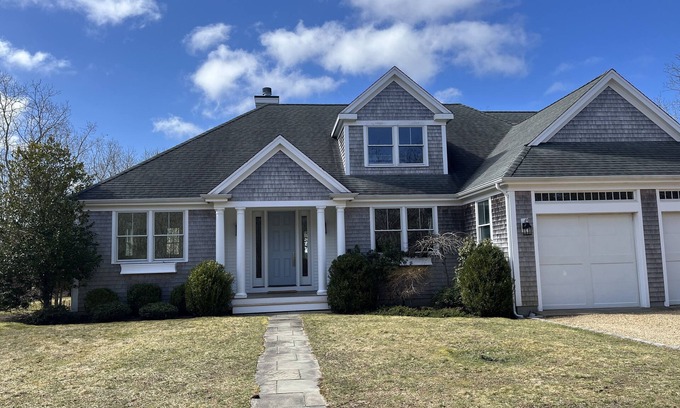 West Tisbury Casa | Country life in peaceful West Tisbury with pond near Lambert's Cove beach