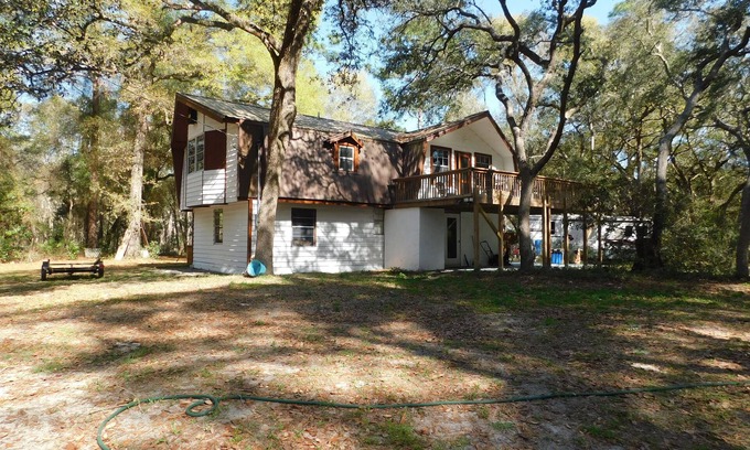 Manattee Road Casa | Country living at it's best! Rustic 1908 Barn nestled on 2.5 acres of old oaks