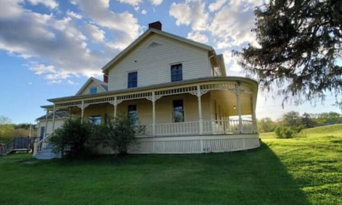 Nassau Otro | Country living close to the capital region 100 acres of nature to explore