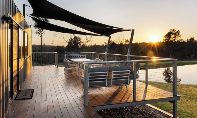 Inverell Cabina | Country lodge, adjoining National park, Golf course and Mountain bike track.