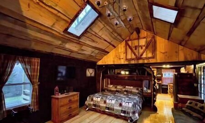 Lisbon Casa | Country Log Cabin #2- Hodge Hill