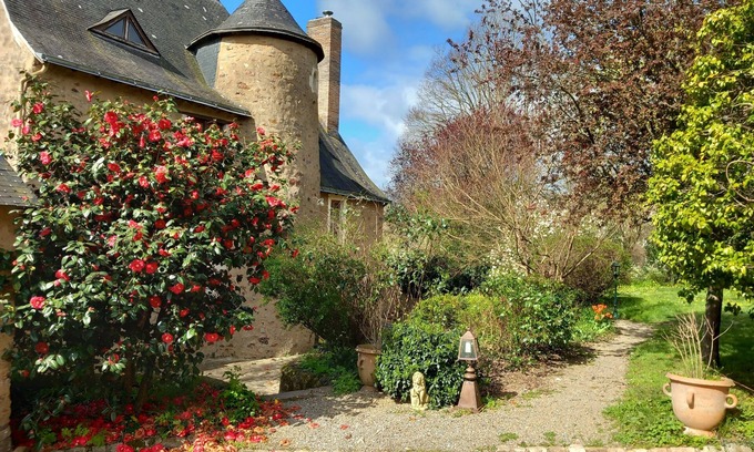 Saint-Brice Casa | Country Manor. 50 min. West from Le Mans track. Sleeping 12-18. Pool & tennis.