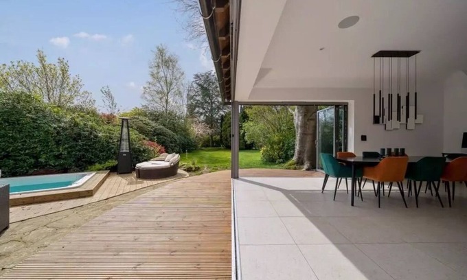 Horsham Casa | Country Manor in Horsham: Heated Pool and Swim Spa, Games Room, Cinema