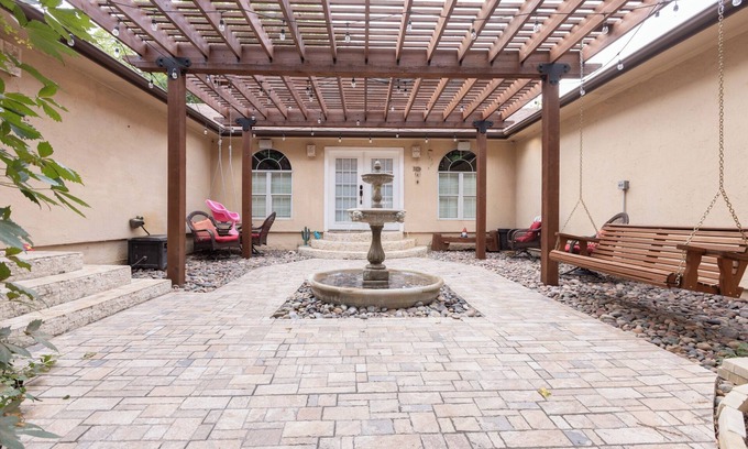 South Arlington Casa | Country Oasis in the City