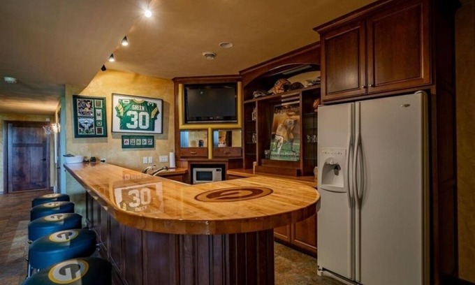 Winneconne Casa | Country Oasis w/heated pool and hot tub
