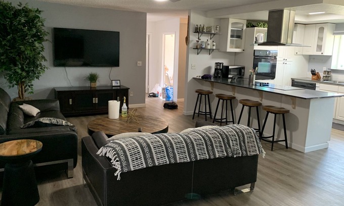 Florin Casa | 🌾Country Playhouse 1800sqft 2king 2queen1sofa bed Playroom🌾