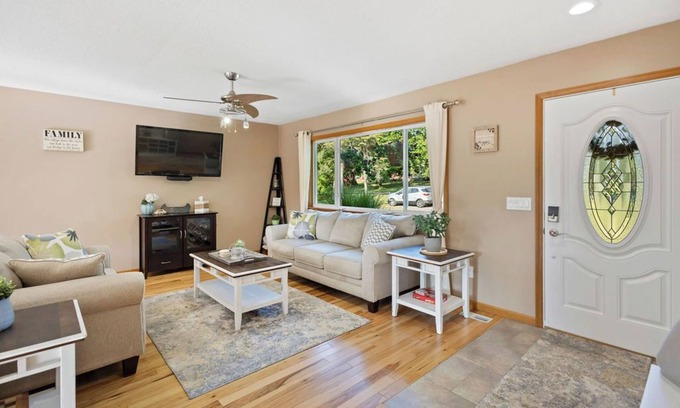 DeWitt Casa | Country retreat that sleeps ten minutes from MSU