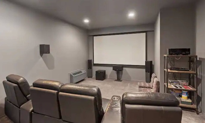 Williams Casa | Country Retreat w/ Theatre Room and Sauna in the Applegate Valley
