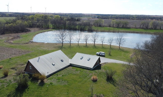 Lyon County Casa | Country Road Getaway