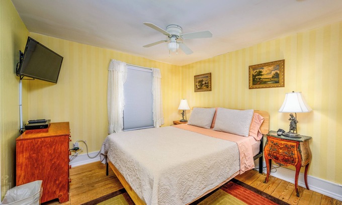 Maplecrest Cama Y Desayuno | Country Room. Cozy room with a Queen-Size bed, en-suite bathroom, and FREE breakfast. Sleeps 2.