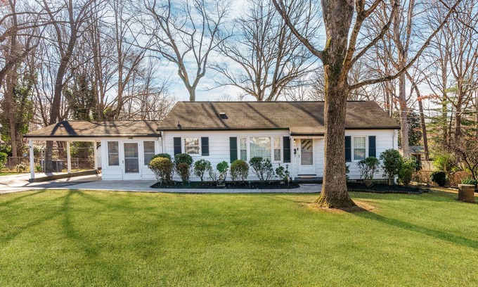 Winston - Salem Casa | Country's Club Southern Comfort Retreat