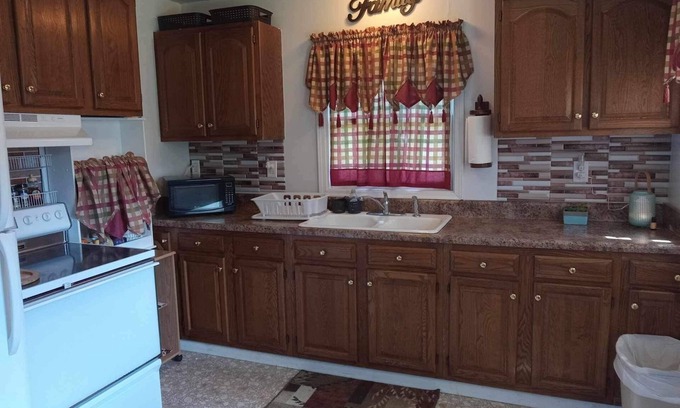 La Follette Casa | Country Town Cottage-peaceful home in small quiet community in smoky mountains