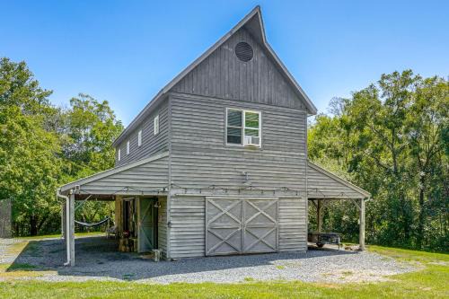 Louisa Casa | Countryside Barndominium in Virginia with Patio
