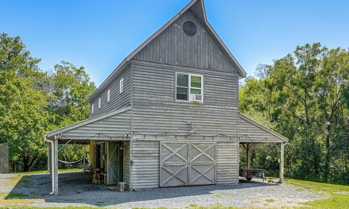 Louisa Cabina | Countryside Barndominium in Virginia w/ Patio