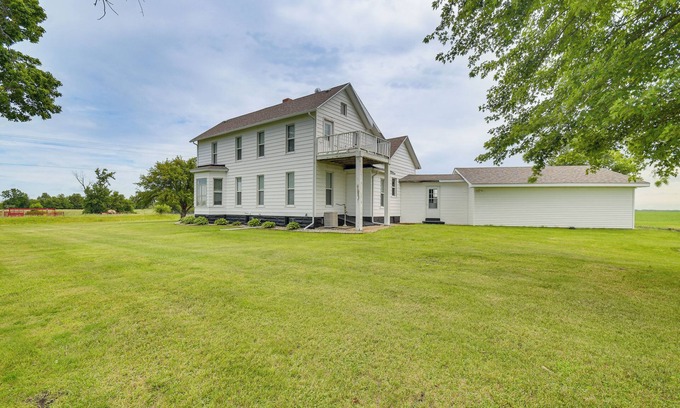 Biggsville Casa | Countryside Biggsville Home w/ Yard, Dogs Welcome!