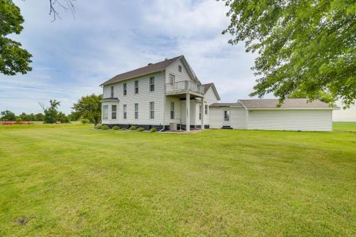 Biggsville Casa | Countryside Biggsville Home with Yard, Dogs Welcome!