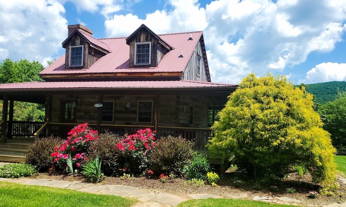 Middletown Cabina | Countryside Cabin with Mountain Views near Surreybrooke Gardens