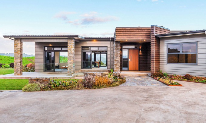 Hikumutu Casa | Countryside Comforts, beautiful modern house with rural and mountain views!