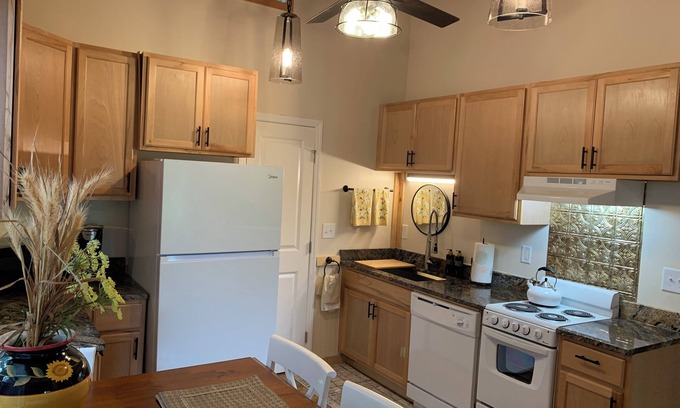 Calabash Cabaña | Countryside Cottage “The Jasmine House” Close to NC & SC Carolina Beaches