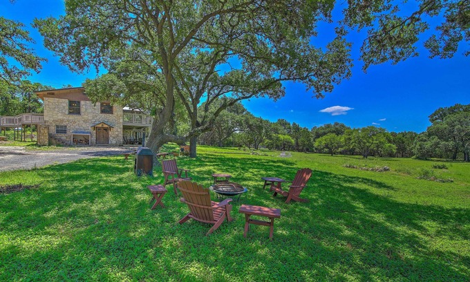 Wetmore Cabaña | ¡NUEVO! Casa escénica con vistas, 17 millas a San Antonio!