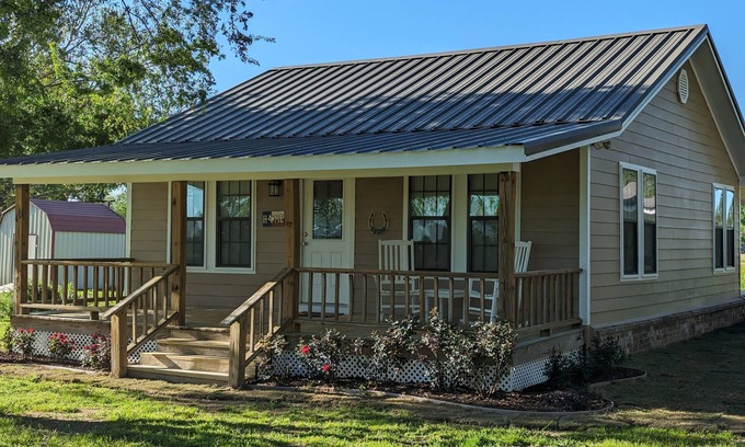 Anderson County Casa | Countryside Cowboy Cabin is only minutes from Frankston and pet friendly!.