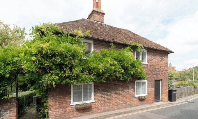 Cobham Cabaña | Countryside Escape in Beautiful Cosy Cottage