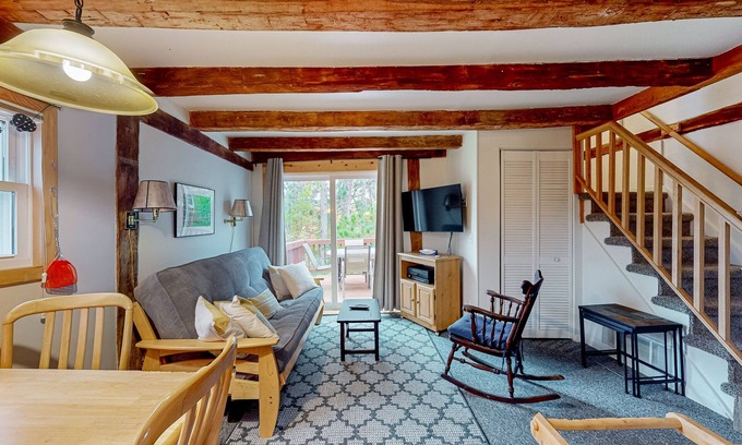 North Freedom Cabaña | Countryside farm cottage with deck, grill & AC -great location near Devil's Lake
