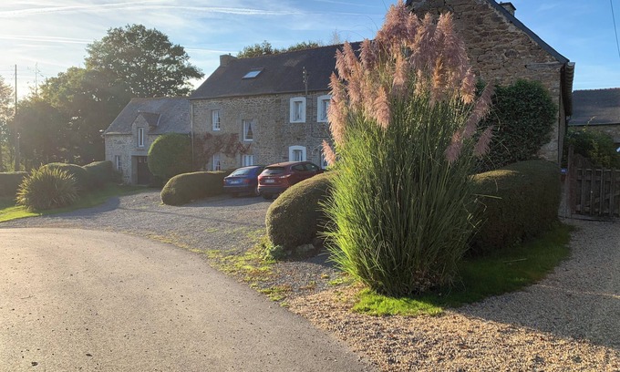 Plouguenast Cabaña | Countryside Cottage 3 Bedrooms Sleeps 6 Heated Pool Pet Friendly Pottery/Craft