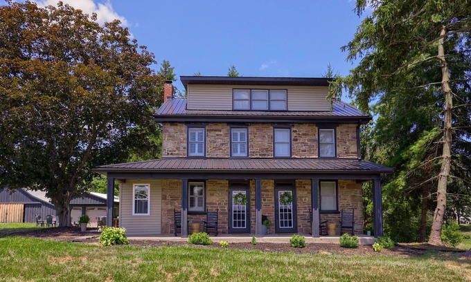 Uniontown Casa | Countryside Manor |Porch, Firepit & Playset