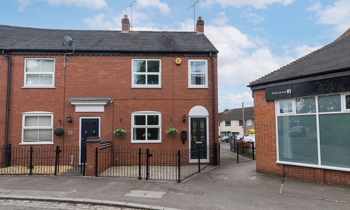 Denstone Casa | Countryside Stay Near JCB, Peak District & Alton Towers