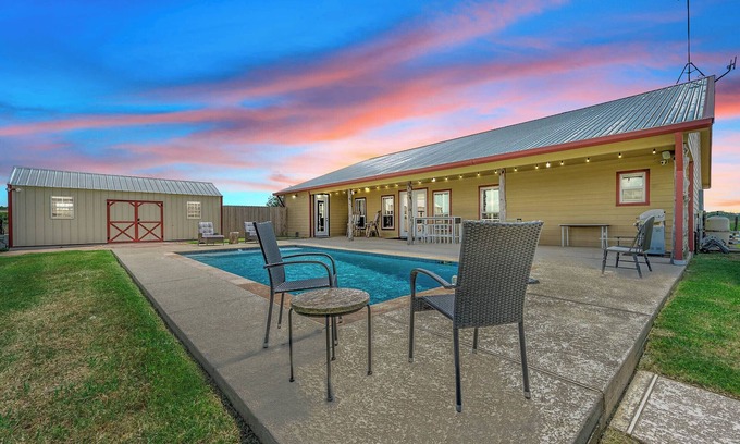 Brookshire Otro | Countryside Texas Sanctuary Enjoy Sunrises & Sunsets, Grill, Firepit & Longhorns