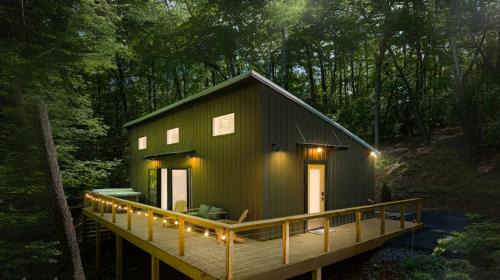 Cashes Valley Casa | Couple's Cabin With Outdoor Movies, Firepit and Hot Tub - Rose Peak Loft